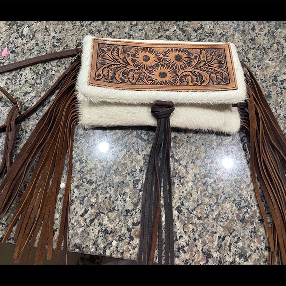 SOLD‼️Cowhide hair on hide tooled leather & fringe bag - Picture 2 of 7